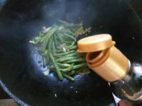 混合均匀，加生抽和盐调味。