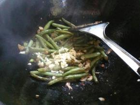 加剩余的蒜末，翻炒。