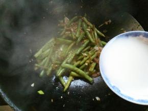 加水淀粉，勾薄芡汁。