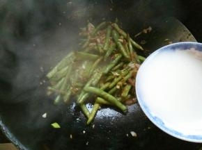 加水淀粉，勾薄芡汁。