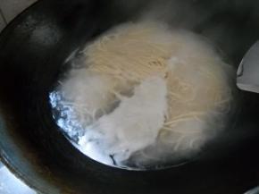 炒黑椒汁同时，另起一锅，水开下入挂面，煮熟捞起。