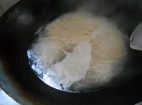 炒黑椒汁同时，另起一锅，水开下入挂面，煮熟捞起。