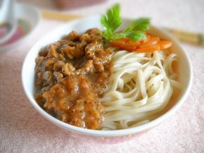 黑椒汁淋在煮好的面条上，吃时拌匀。