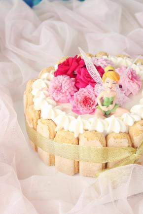 将鲜花和小精灵玩偶摆在顶部即可