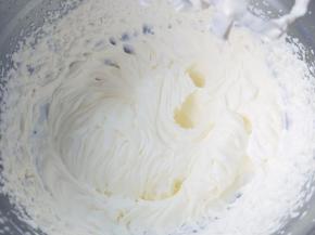 将冷藏的淡奶油加细砂糖打发至裱花状态