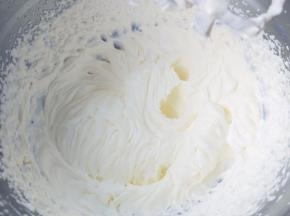 将冷藏的淡奶油加细砂糖打发至裱花状态