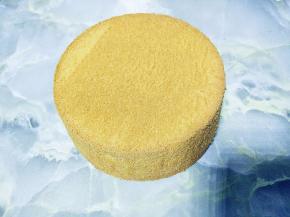 倒扣在晾网上，凉透后脱模即可。脱模的方法有两种，一是可以用脱模刀沿边缘刮一圈，托底向上就可以了。二是直接用手沿边缘扒一圈，蛋糕组织很有弹性，很容易脱模。