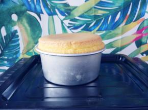 完成后取出，可以看到表面上色很均匀。但是因为面糊较多，顶部多了，切片时这部分要削去。