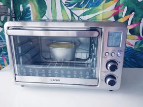 入预热好的烤箱中下层，上下火150度烤40分钟左右。具体时间和温度要根据不同烤箱，酌情增加。一般八寸的我用135度烤70-80分钟左右可熟透。