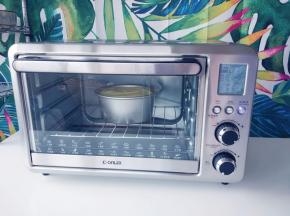 入预热好的烤箱中下层，上下火150度烤40分钟左右。具体时间和温度要根据不同烤箱，酌情增加。一般八寸的我用135度烤70-80分钟左右可熟透。
