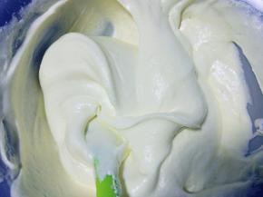 拌匀后的状态是细腻粘稠，体积和未混合前的打发蛋清并无多大区别。没有白色成块儿的蛋白，打蛋盆底部也没有残余的蛋黄糊。如果混合后体积明显缩小，那就是消泡了，有可能是蛋白打发不够，或者搅拌过度导致的。不用进烤箱就知道失败了。