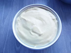 将做好的蛋糕糊一次性倒入模具中，不要用抹刀一块块刮入模具，以免带入过量空气。颠几下震出气泡，大致抹平表面即可。我用的鸡蛋稍大，所以入模后比较满，一般八分满正好。