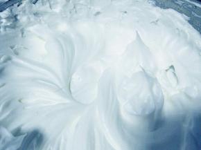 分三次（鱼眼泡，明显花纹，大弯钩状态）加入辅料中的细砂糖，打发至硬性发泡状态。如图，停止打蛋器后，提起打蛋头，蛋白形成尖角状态。这个尖角可以是短小直立的，也可以是稍高，顶部似弯非弯的，两种都可以。如果是新手不好判断，可以打成直立短小尖角，以免打发不足，中途消泡。