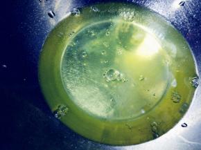 在分离好的蛋清中，加少许柠檬汁或白醋，用电动打蛋器朝一个方向匀速转圈打发。蛋清是碱性的，加入酸性的柠檬汁或白醋中和一下，更利于打发。用柠檬汁更好一些，可以去腥提香。都不加也可以。