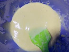 筛入低筋粉和玉米淀粉的混合物，从底部以十字翻起搅匀成细腻粘稠的状态，备用。不要过度搅拌，以免起筋。如果实在有疙瘩，可以将面糊过一遍筛