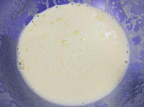 蛋黄中加入主料中标注的水、玉米油，用打蛋器打至体积变大，颜色变浅的蓬松状态。油脂的颗粒越小，分布越均匀。用手动打蛋器就可以完成。鸡蛋冷藏或常温与否关系不大，只要新鲜就可以。