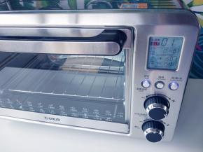 预热东菱烤箱，上下火150度，10分钟。蛋清和蛋黄分离，分别装入无水无油的打蛋盆中。