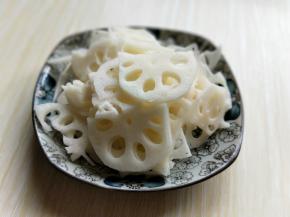 莲藕去皮，洗干净，切片。