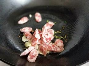 起油锅，加入葱姜蒜炒香，加入切好的肠煸炒，可以适当多炒一会，因为比较肥。