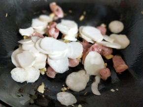 加入切好的杏鲍菇煸炒。