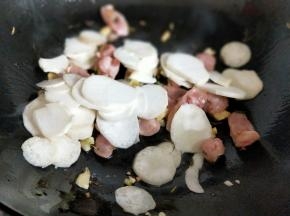 加入切好的杏鲍菇煸炒。