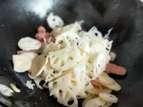 再加入切好的藕片。
