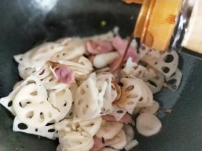 加入生抽，滴几滴老抽。