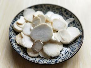 杏鲍菇去皮切片。