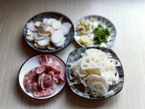 食材集合。，葱姜蒜去皮切碎。