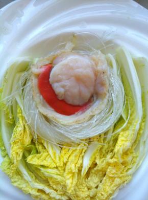 将粉丝围成圈，摆在娃娃菜围成的圈里，然后将扇贝肉放在上面