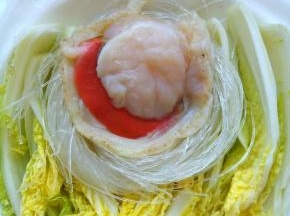 将粉丝围成圈，摆在娃娃菜围成的圈里，然后将扇贝肉放在上面