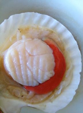 扇贝洗净，去除多余的腺体，从壳中小心取出