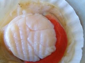 扇贝洗净，去除多余的腺体，从壳中小心取出