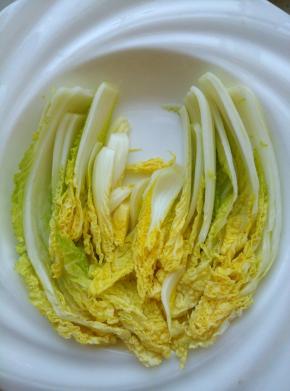 娃娃菜洗净，从根部切十字花型，分成几瓣，铺在深盘的盘底