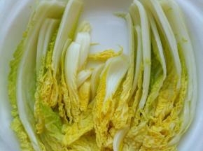 娃娃菜洗净，从根部切十字花型，分成几瓣，铺在深盘的盘底