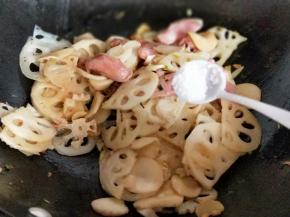 加入盐。盐的量根据个人口味放，小火翻炒均匀，盖上盖子小火焖炒3-5分钟，炒熟即可，