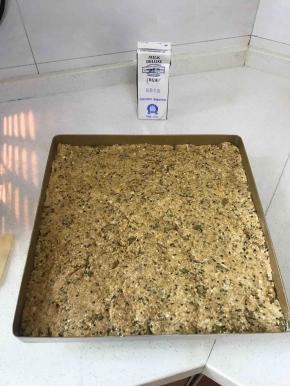 将拌匀的燕麦团放入三能金盘，用手按压至均匀