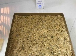 将拌匀的燕麦团放入三能金盘，用手按压至均匀