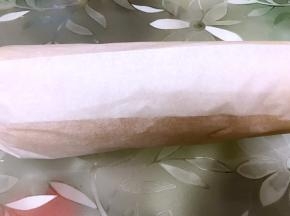 我是徒手卷起的，蛋糕体很软很好卷，也可以借助擀面杖卷起，卷好后两头卷紧定型30分钟