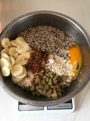 将所有材料混合在一起，因为我是第一次做，并且需要给你们称重量，所以这一步我低粉没放进来，牛奶也是后一点一点添加的，你们就不用那么麻烦了，直接称好所有东西放一起戴上一次性手套拌均匀就可以