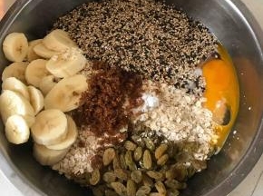 将所有材料混合在一起，因为我是第一次做，并且需要给你们称重量，所以这一步我低粉没放进来，牛奶也是后一点一点添加的，你们就不用那么麻烦了，直接称好所有东西放一起戴上一次性手套拌均匀就可以