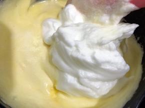 再取剩下的二分之一蛋白同样用翻拌的手法拌匀