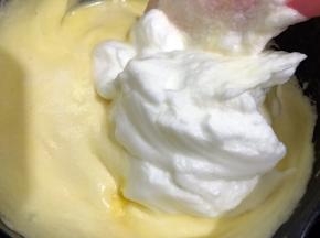 再取剩下的二分之一蛋白同样用翻拌的手法拌匀