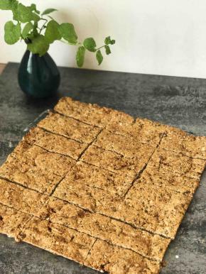 饼干烤快熟的时候，满屋子的香气，出炉后我直接倒出来放在桌垫上用刀切块，不需要等放凉后再切