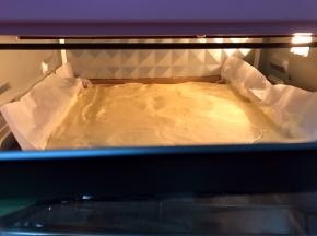 放入预热好的烤箱中层160度上下火烤25分钟
