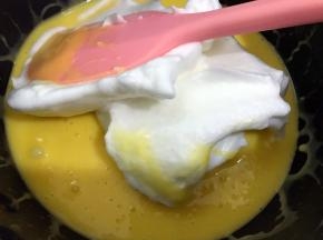 取三分之一的蛋白加入蛋黄糊中
