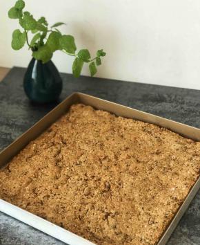 烤箱170度预热5分钟，上火170度，下火150度，放入烤箱倒数第二层烤20分钟左右，烤箱不同，温度不同，烘烤的时间短，可以在烤箱边上看着，以防烤焦了啊！