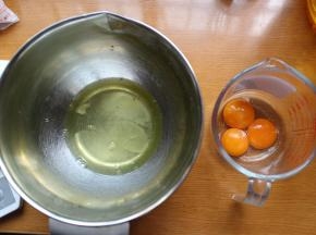 先将蛋白蛋黄分开。装蛋清和蛋黄的盆子必须无油无水