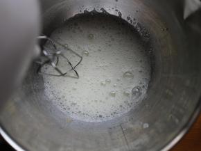 将蛋白先低速打到粗泡，然后加15克糖。改中速继续搅打