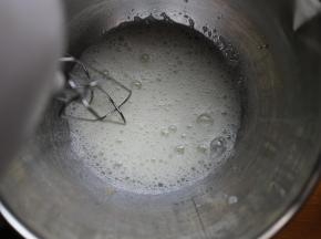 将蛋白先低速打到粗泡，然后加15克糖。改中速继续搅打